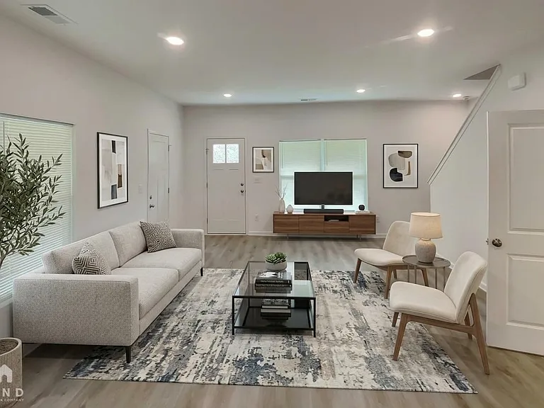 702 W Virginia Ave — Photo 3