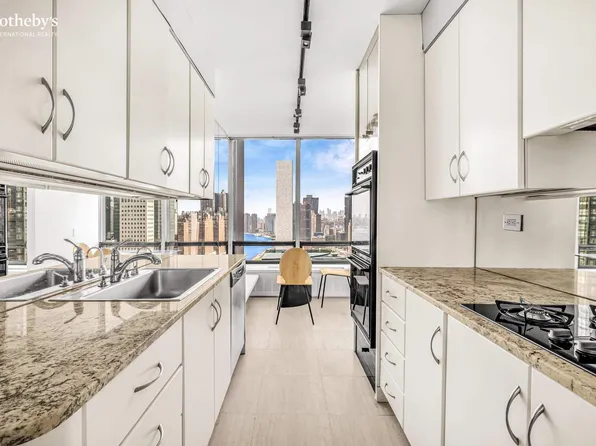 870 United Nations Plaza image 7 of 27