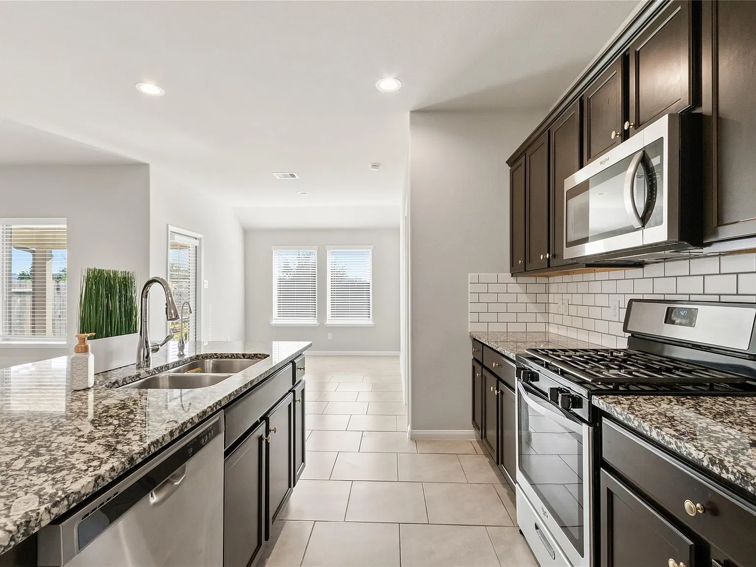 4 bed, 2.0 bath, 1784 sqft, $2,350 — Photo 4