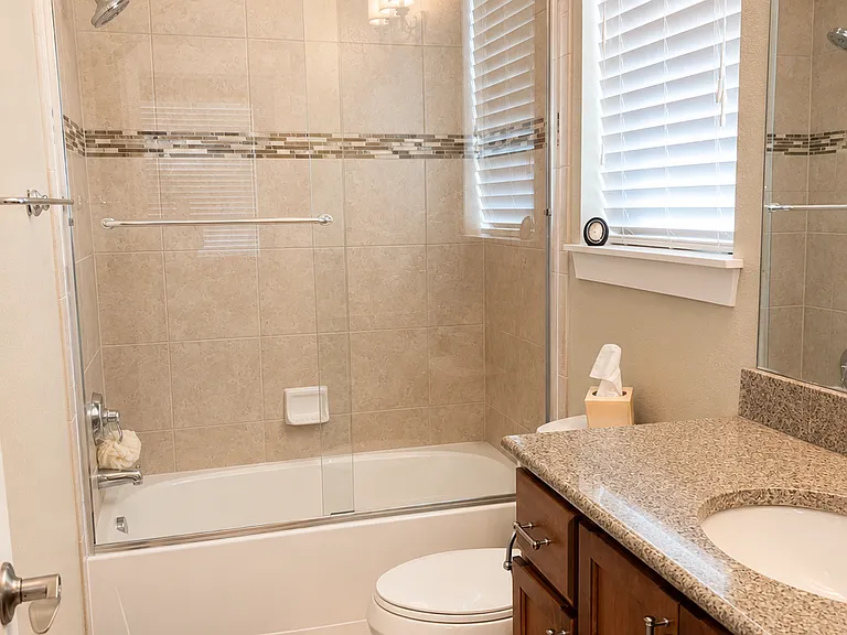 Guests bathroom in suite