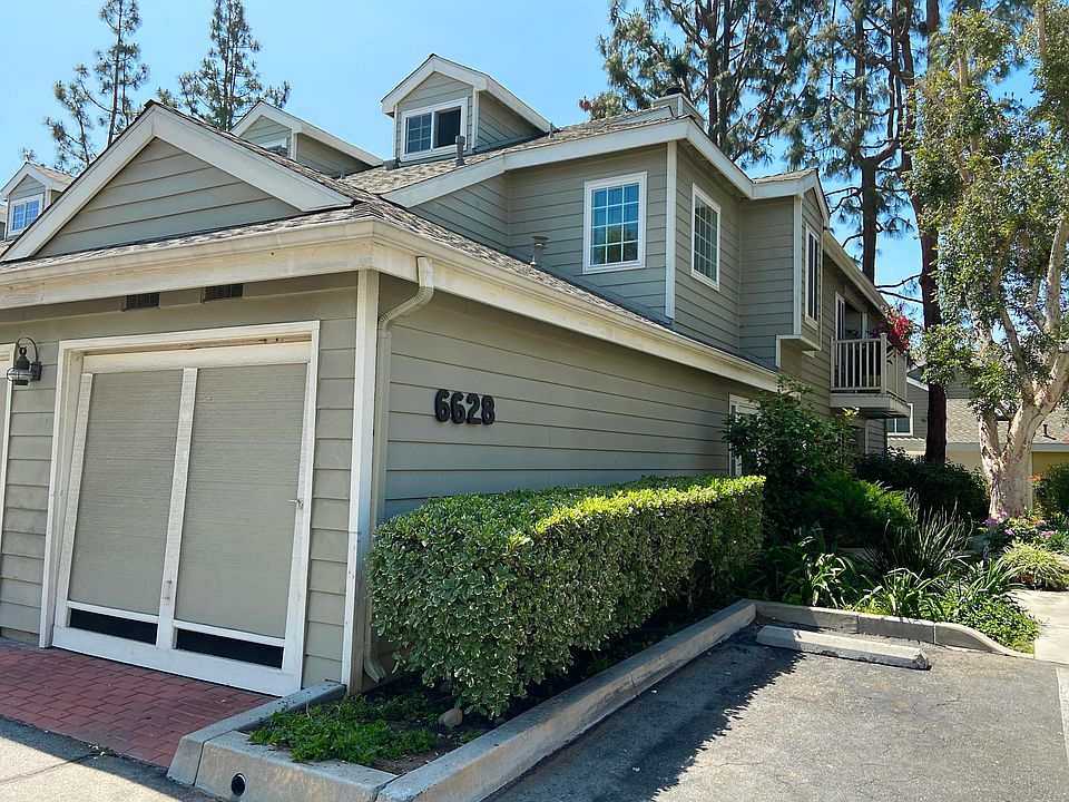 Welcome to 6628 Clybourn Ave. Unit 136 in the beautiful Cambridge Glen complex!