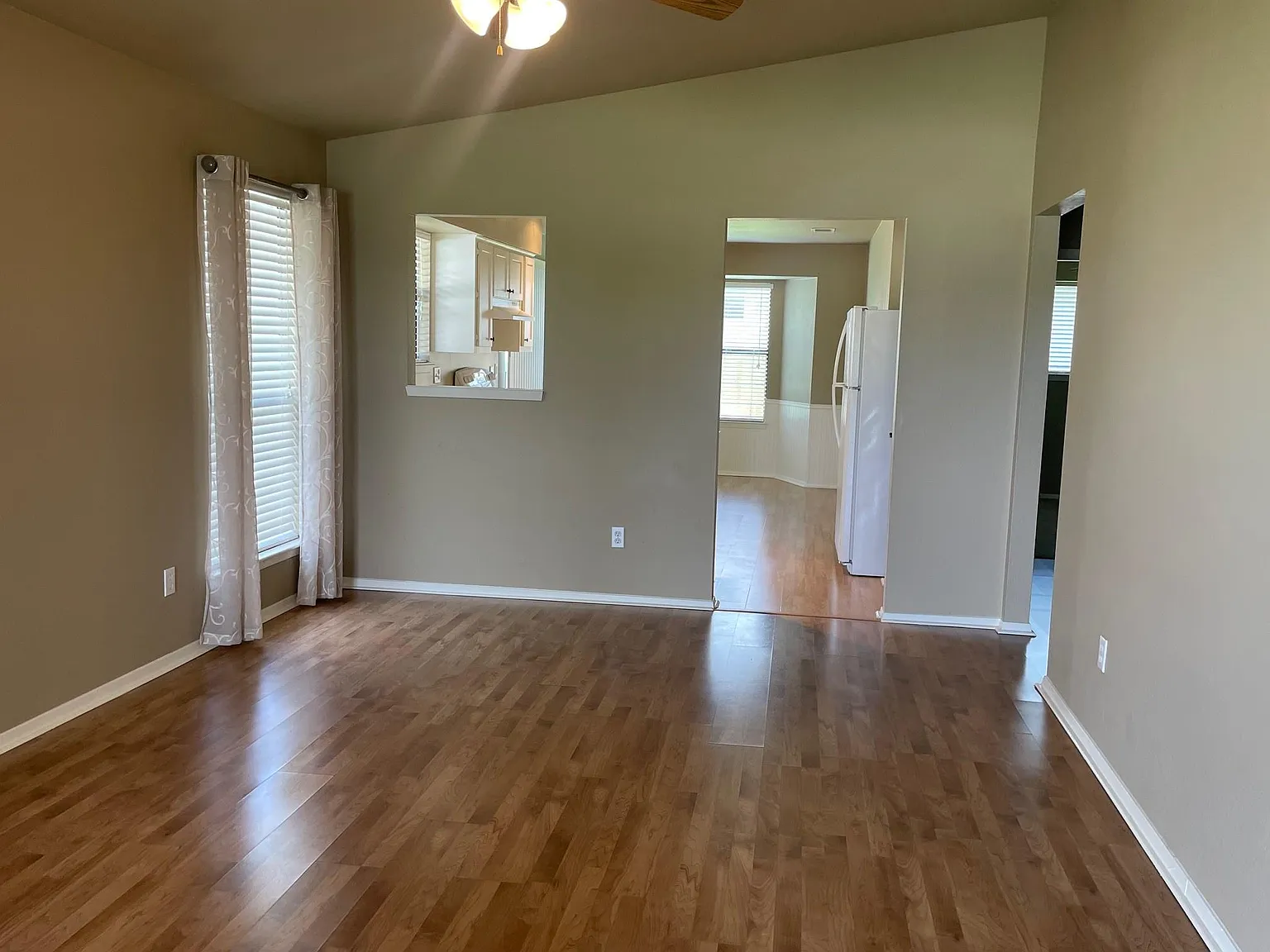 2 bed, 1.0 bath, 1988 sqft, $1,600 — Photo 2