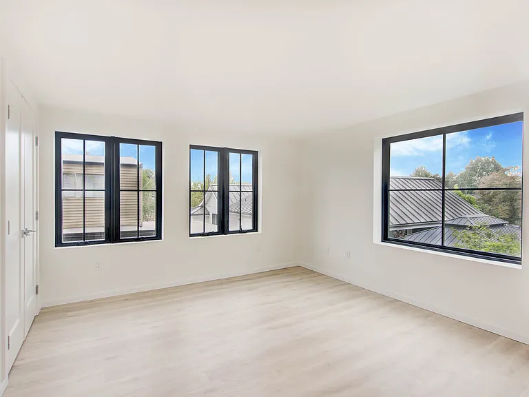 4608 NE 47th St — Photo 7