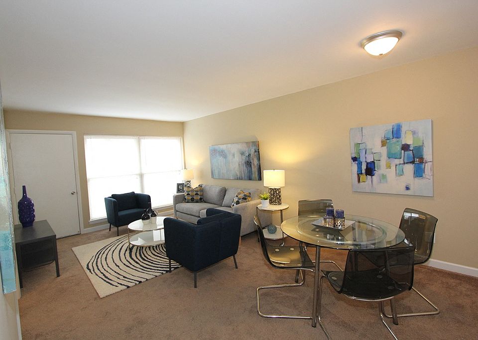Cuyahoga One Bedroom - Living/Dining Space