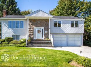 4 Tower Ct, Syosset, NY 11791