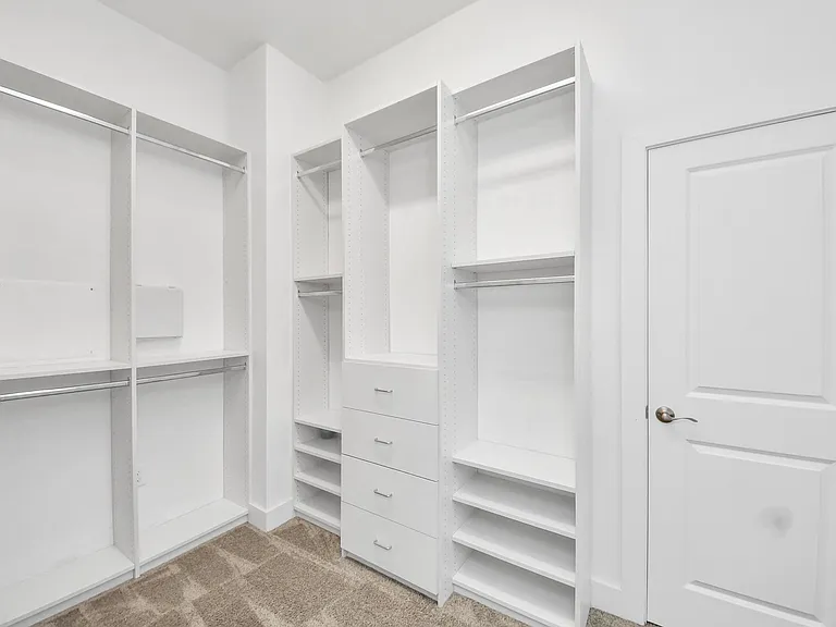 2704 Freund St — Photo 31
