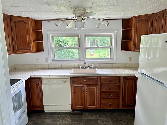 3rd image of 18 Sunnydale Cir