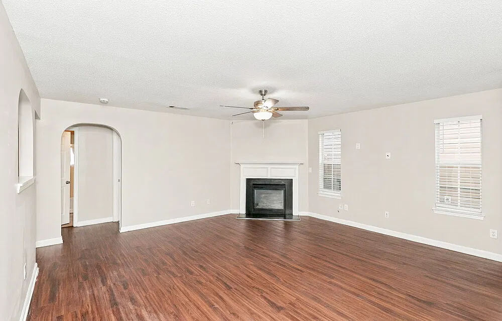 5 bed, 3.0 bath, 2580 sqft, $2,345 — Photo 4