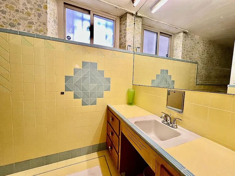 2580 N Monaco Pkwy #2 — Photo 17