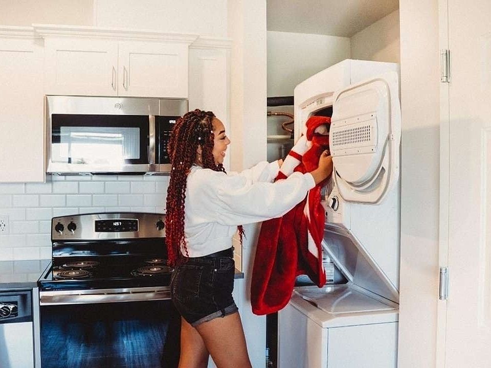 Kitchen and Washer/Dryer