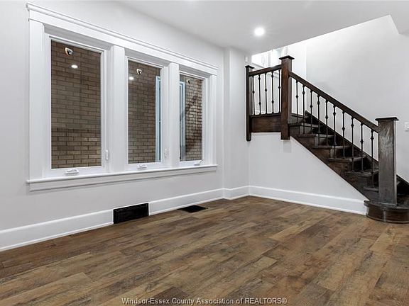 2nd image of 932 Gladstone Ave