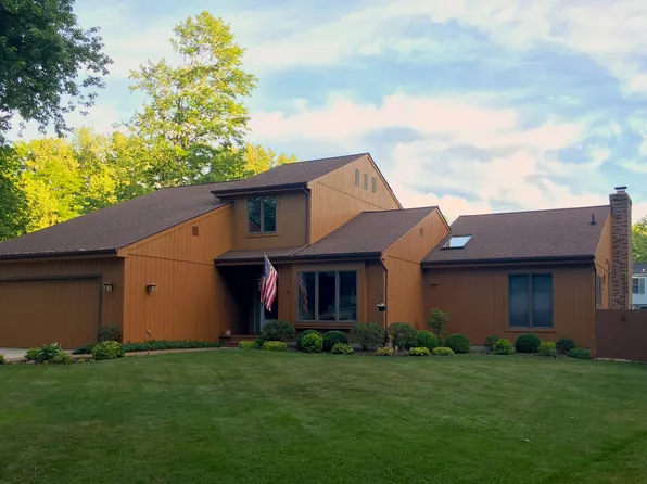 26 Lancelot Ct, Getzville, NY 14068