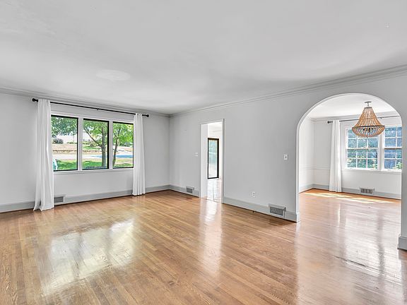 5th image of 46 Woodvale Ave