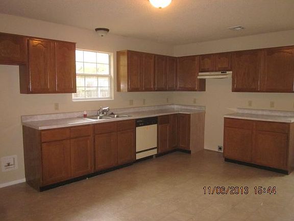 3rd image of 906 E Longview Dr