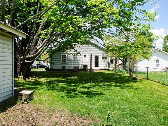 3rd image of 814 Radford Pl