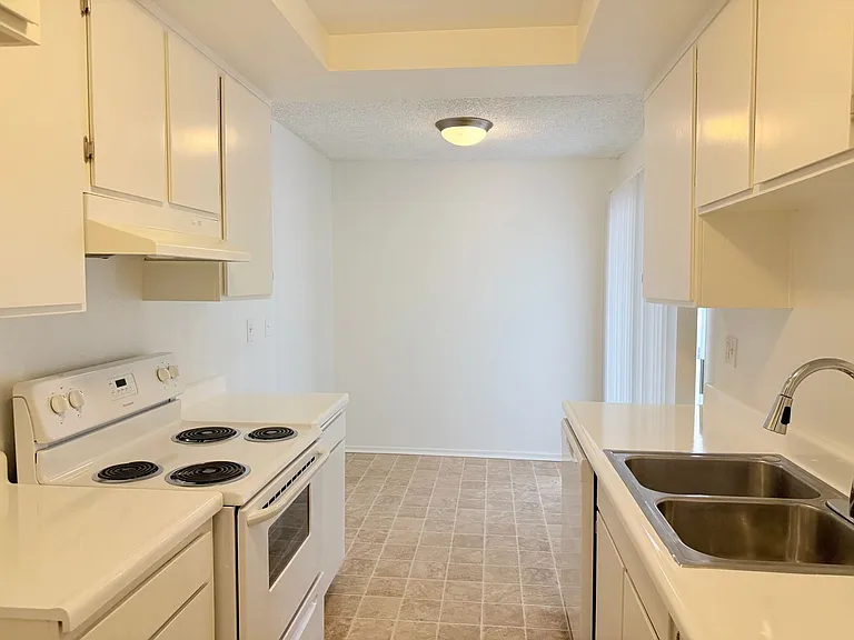 331 Ardmore Avenue Apartments - Prime Location in Koreatown — Photo 2