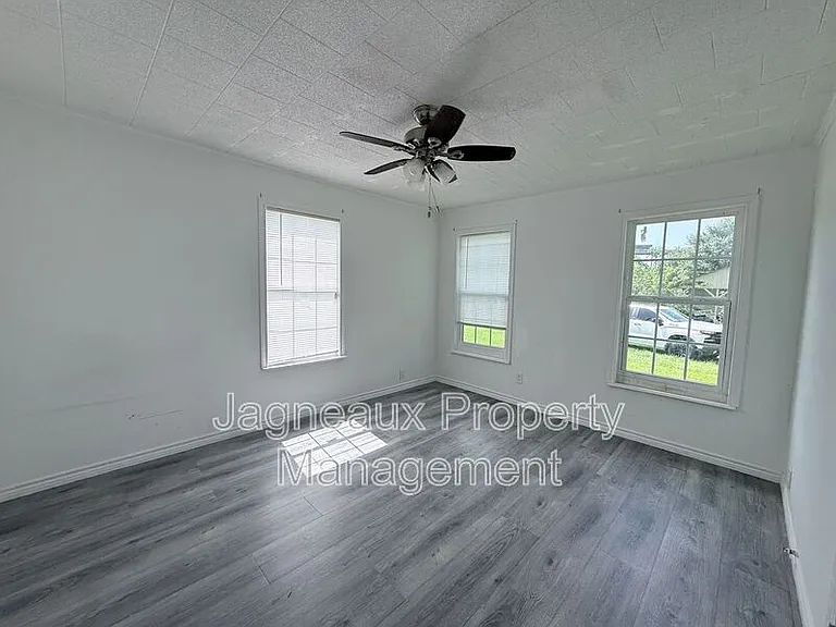 525 Magnolia St — Photo 5