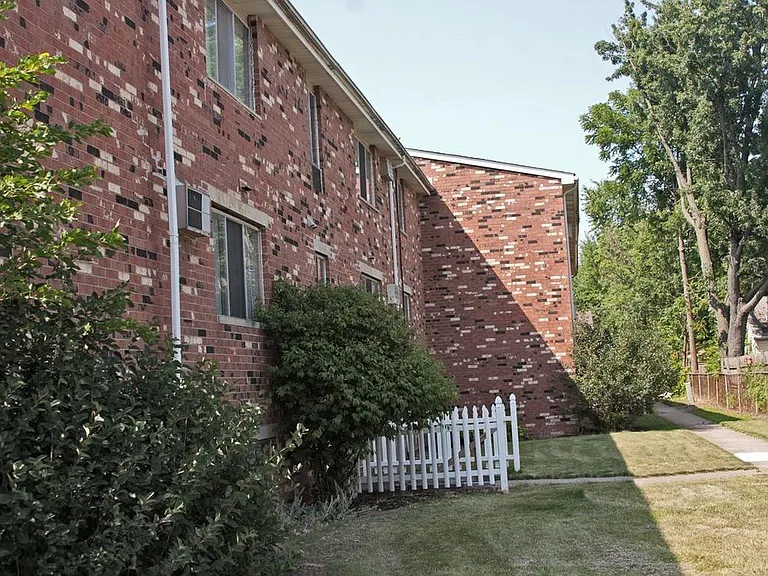 Foster Garden Apartments — Photo 8