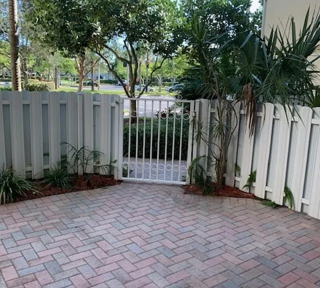 3500 Oaks Clubhouse Dr — Photo 5