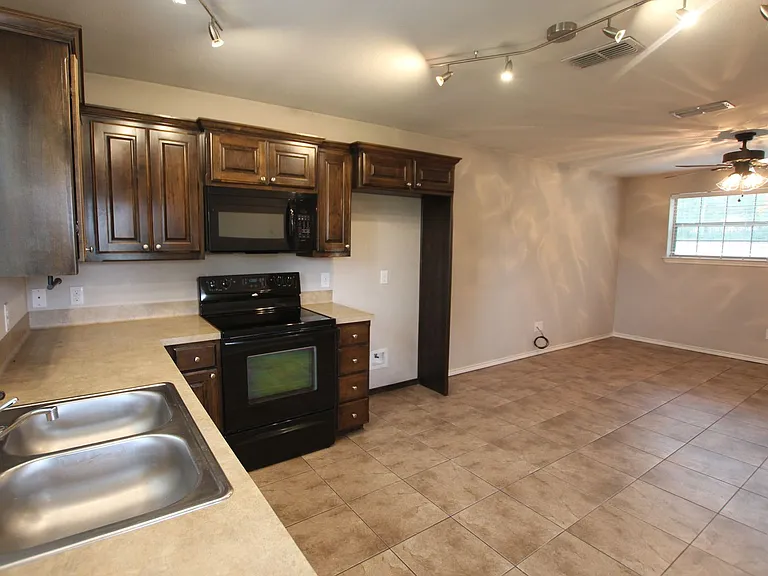 Coming Soon! 2 Bed 1.5 Bath Townhome In Lindale! — Photo 9