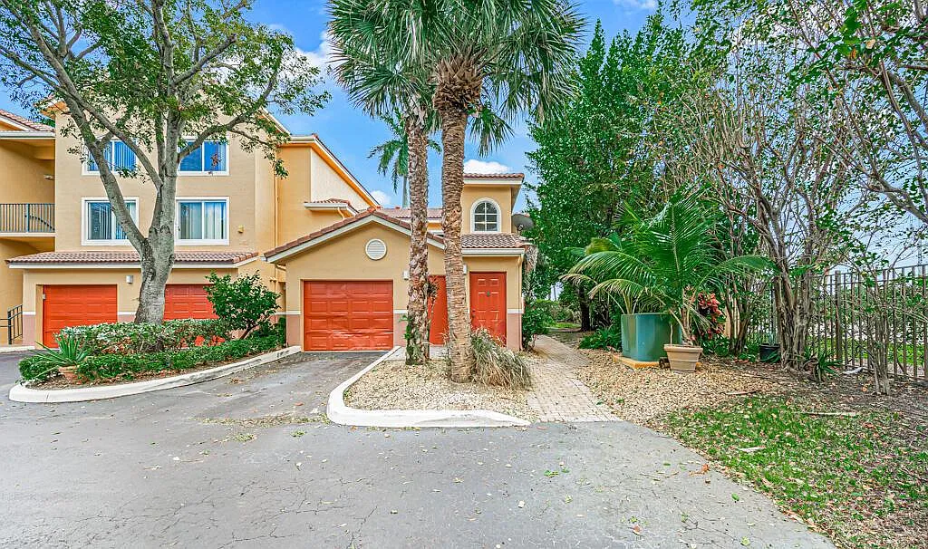 2 bed, 2.0 bath, $2,200 — Photo 3