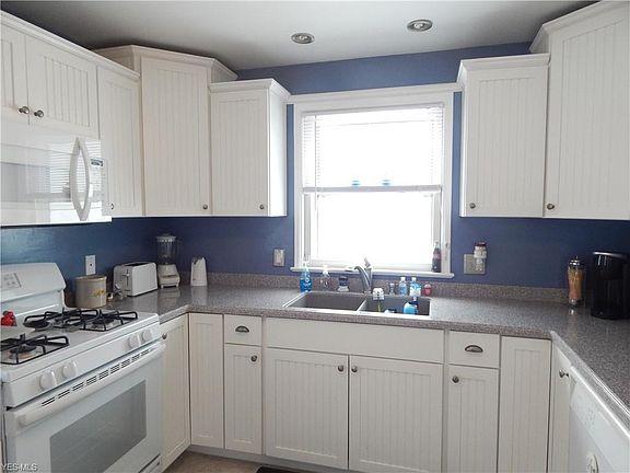3rd image of 7493 Farnum Ave