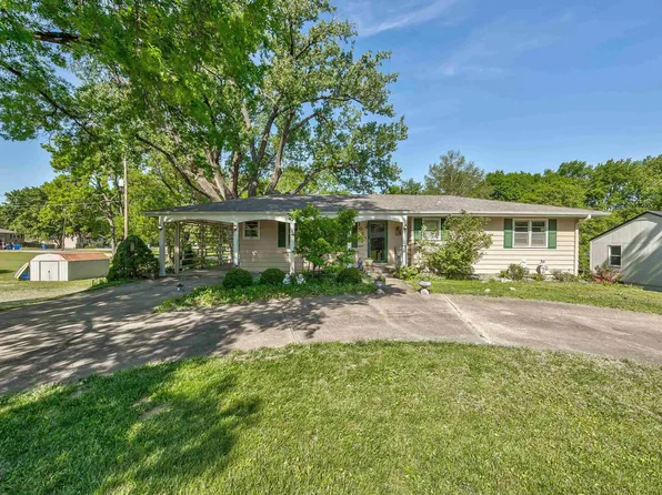 1020 S Delaware St, Tonganoxie, KS 66086