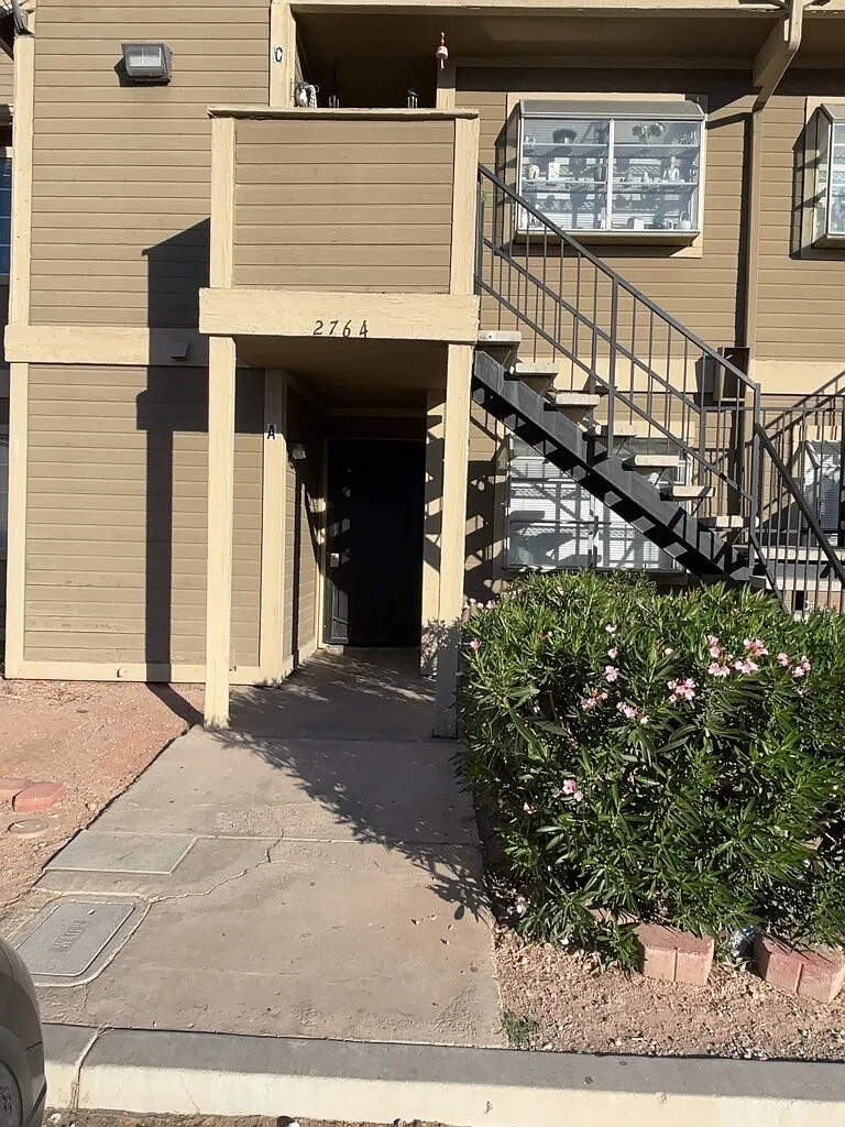 2 bed, 1.0 bath, 800 sqft, $975 — Photo 1