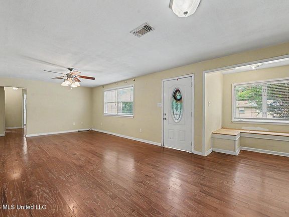 3rd image of 609 Dicks St