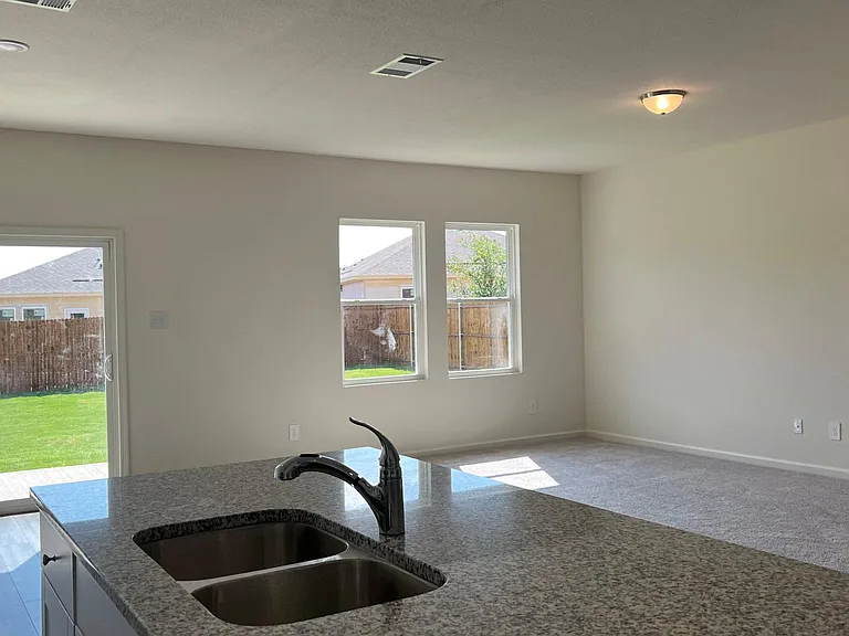 702 Camden Dr — Photo 4
