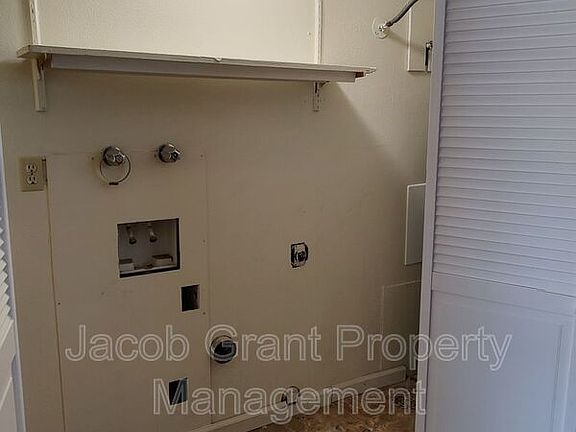 5th image of 1380 E Poplar St Unit C