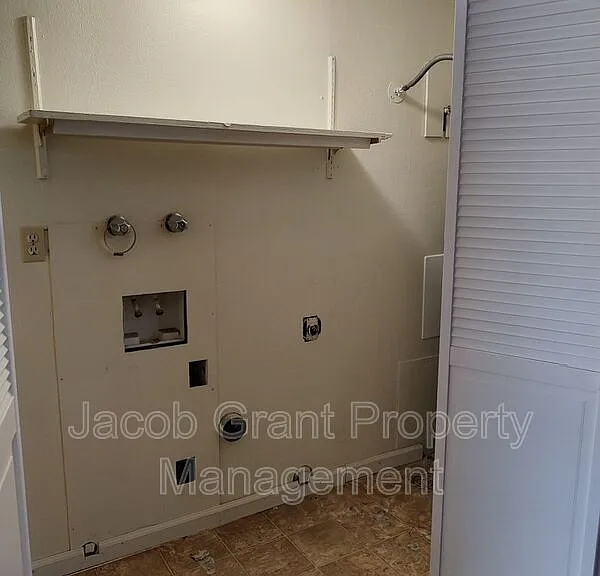1380 E Poplar St #C — Photo 7
