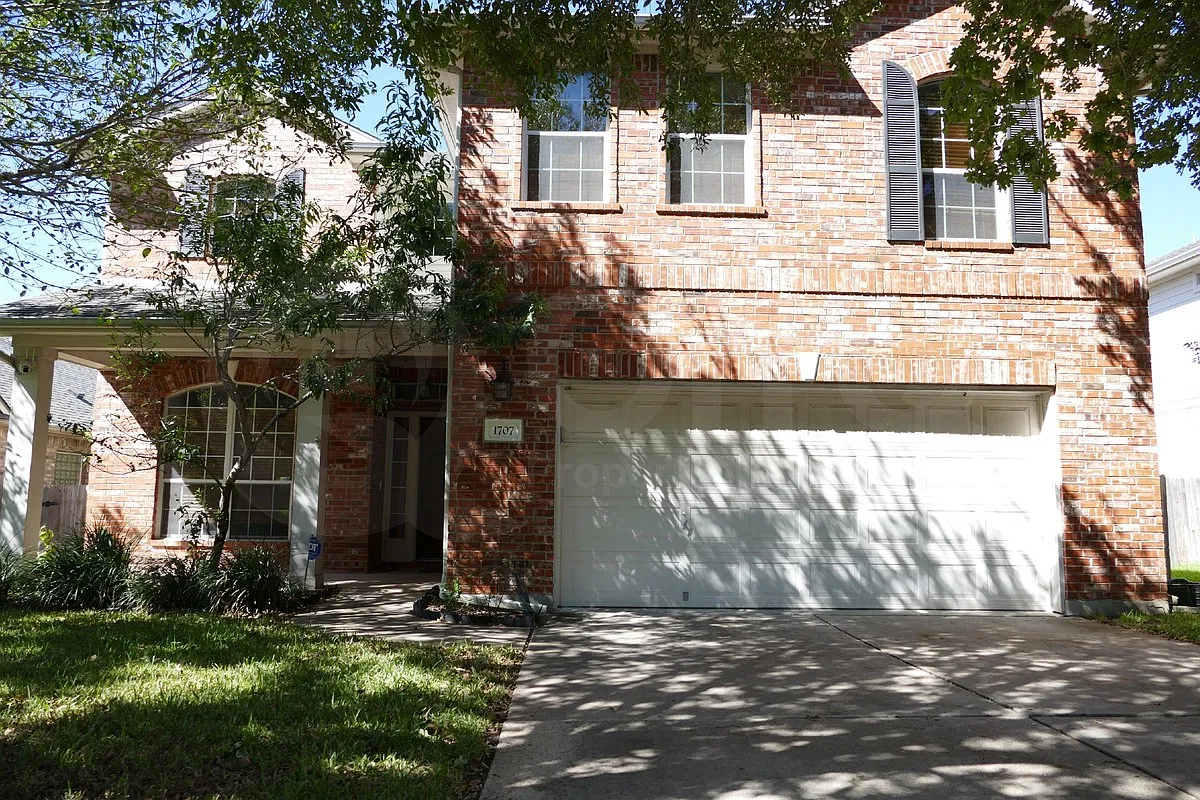 5 bed, 2.5 bath, 2635 sqft, $2,800 — Photo 1