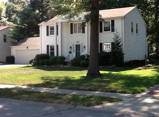 600 Debbington Dr, Bay Village, OH