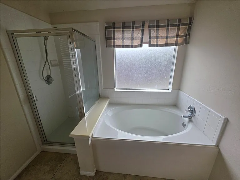 2715 Riverhollow Ln — Photo 30