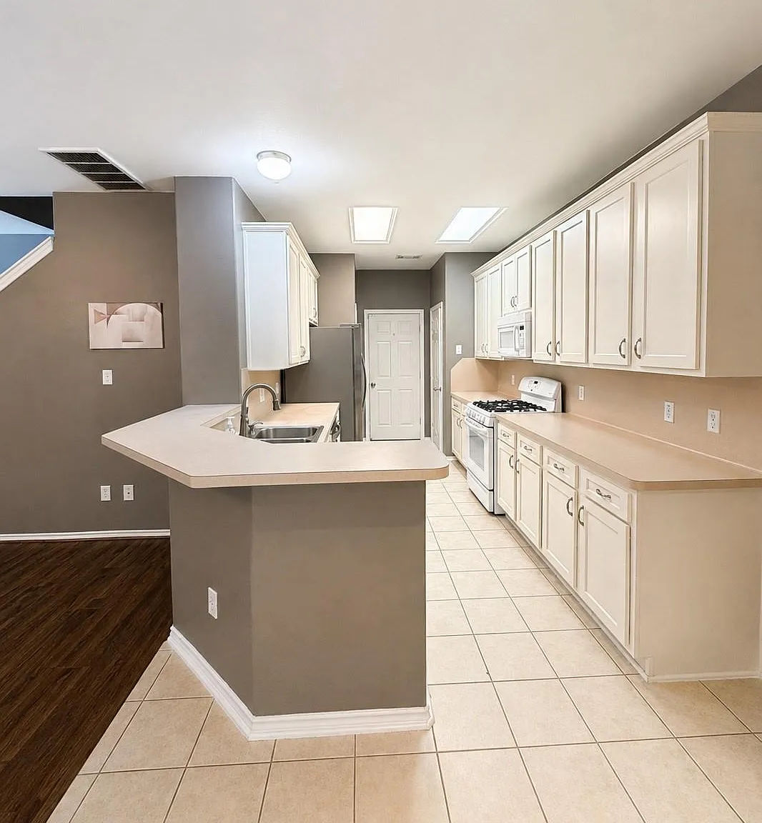 3 bed, 2.5 bath, 1645 sqft, $1,800 — Photo 1