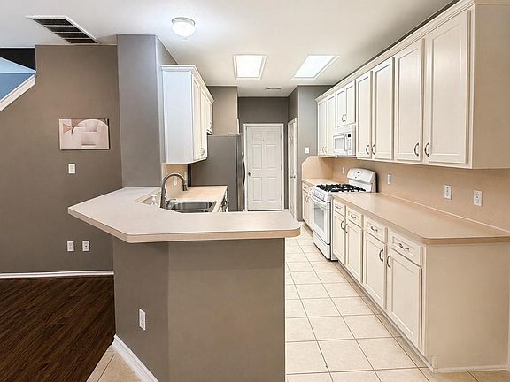 3rd image of 16619 Newglen Ln
