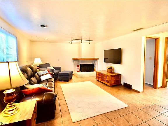 4th image of 1008 Nantucket St
