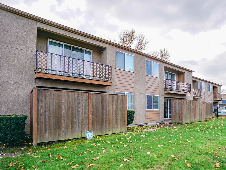 Westwood Apartments — Photo 32
