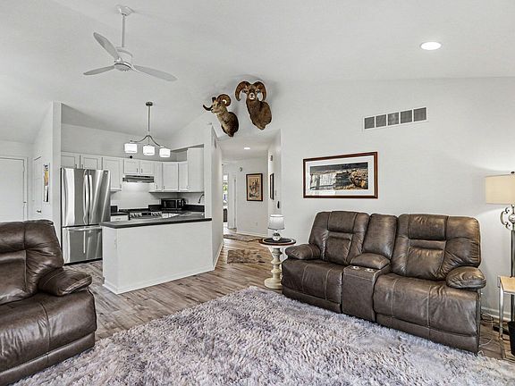 3rd image of 1512 Winterland Dr