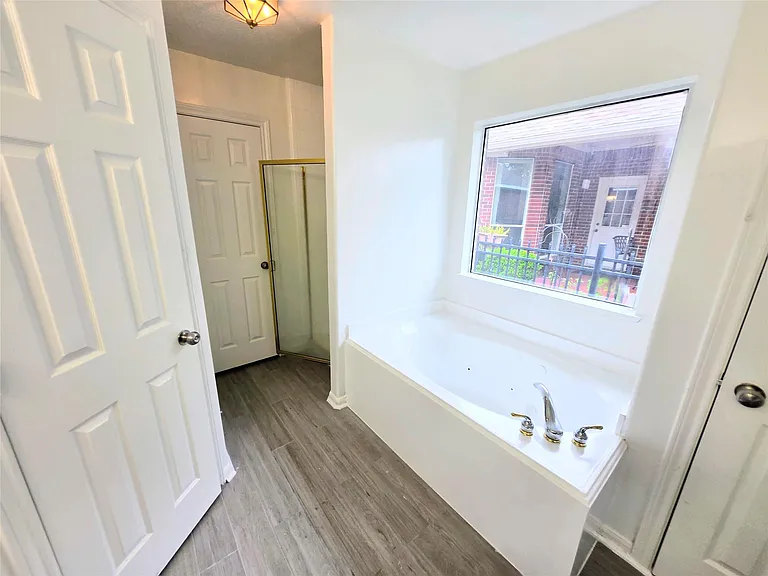 4018 Crystal Lake Cir N — Photo 24
