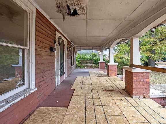5th image of 208 W Church St