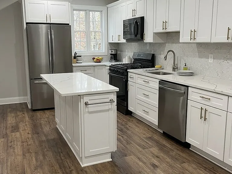 560 Howard Ave #2 — Photo 3