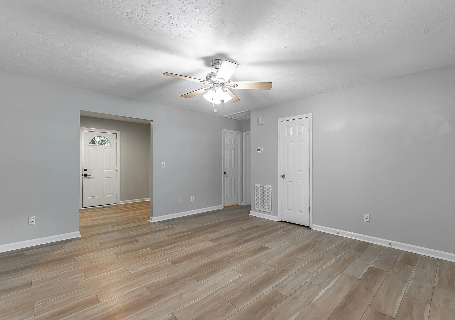 2 Bedroom Home in East Brainerd with Screened Porch & Garage — Photo 4