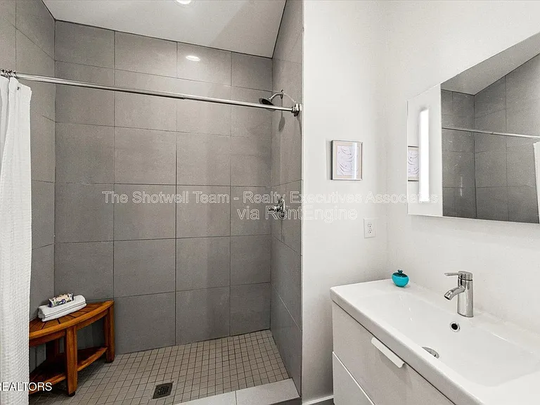 1327 Brown Ave — Photo 14