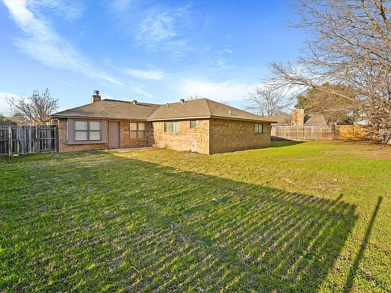 3925 Wendover Dr — Photo 17