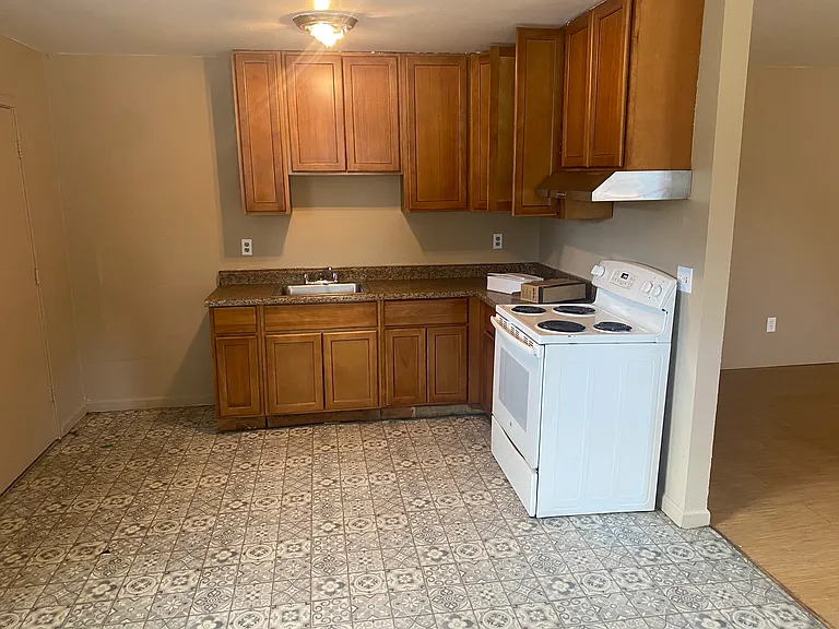 606 N Golden Gate Ave — Photo 2