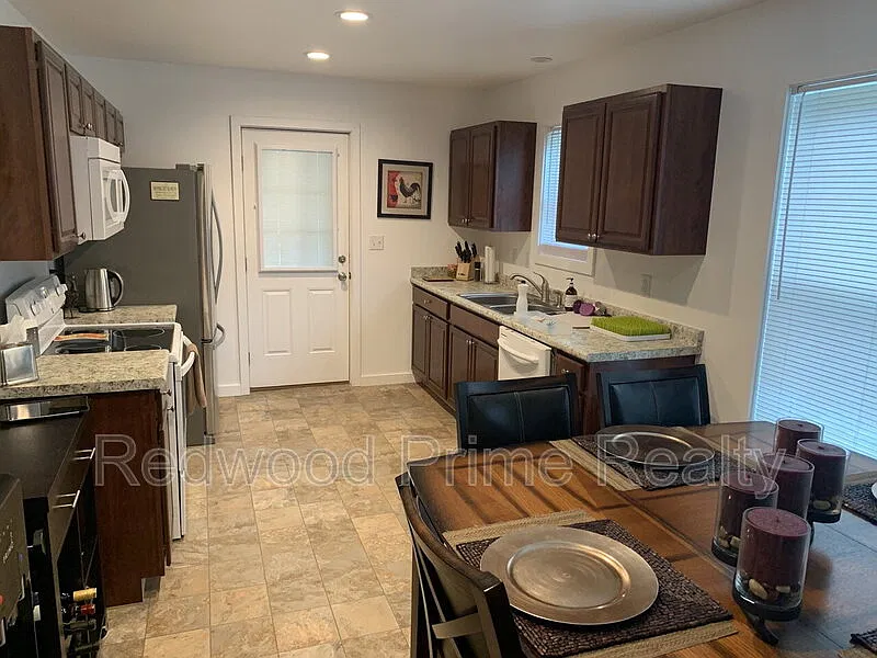 2 bed, 1.0 bath, $1,800 — Photo 4