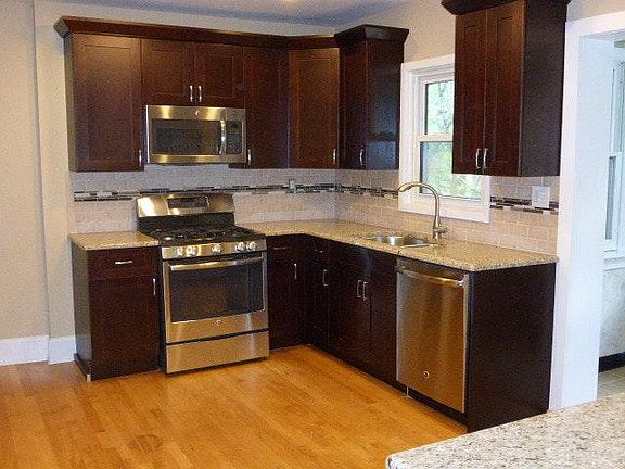 Newer kitchen with peninsula
