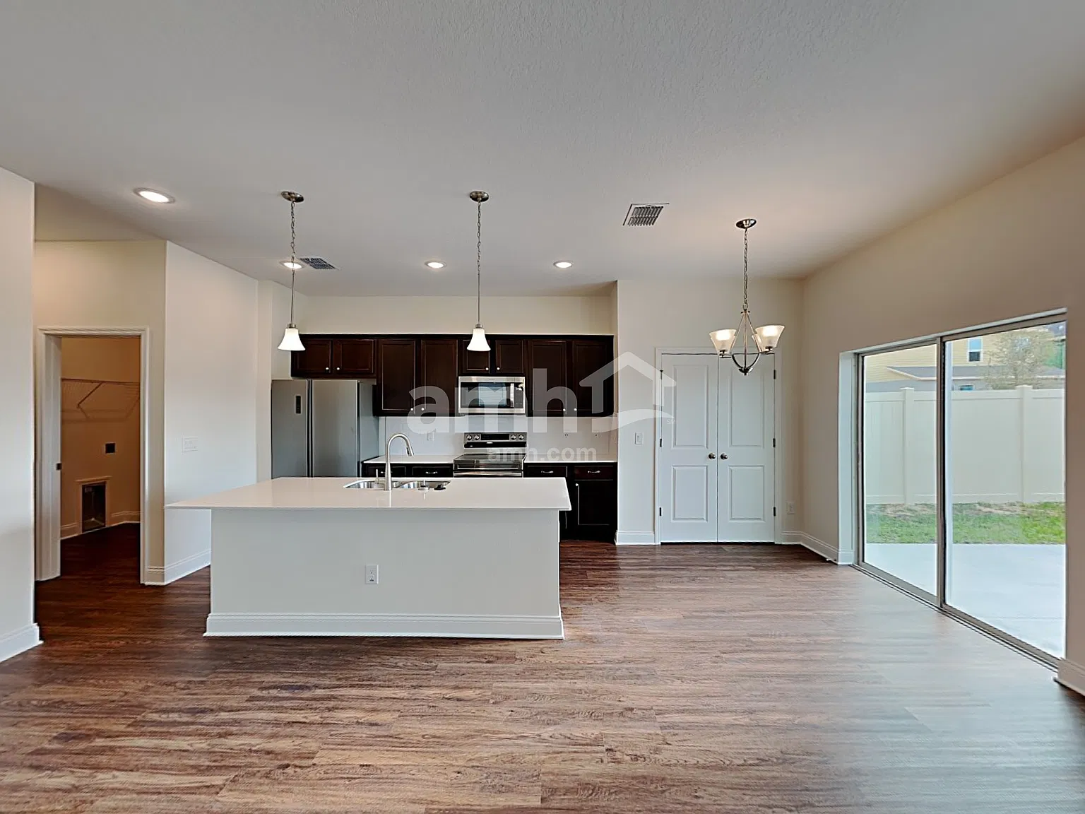 4 bed, 2.5 bath, 1977 sqft, $2,350 — Photo 4